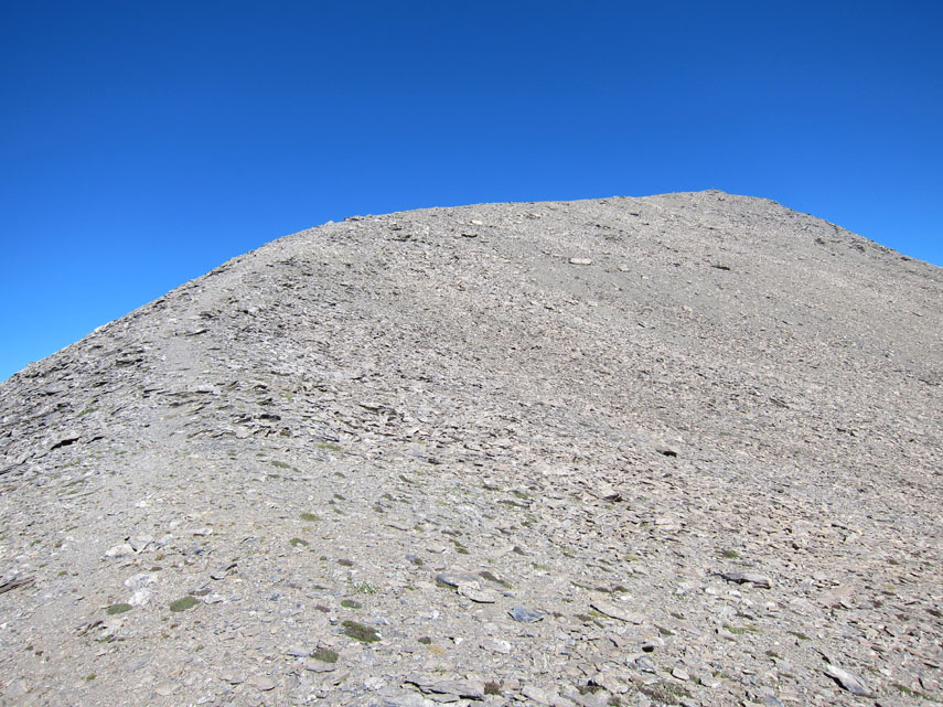 ... e la cima nord (chiamata anche quota 3047), di sei metri più alta. Svolto a sinistra e salgo per prima la cima nord ... 