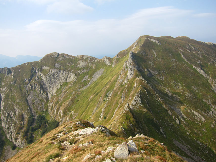 Il sentiero risale ora la cresta meridionale dell’Alpe di Succiso ...