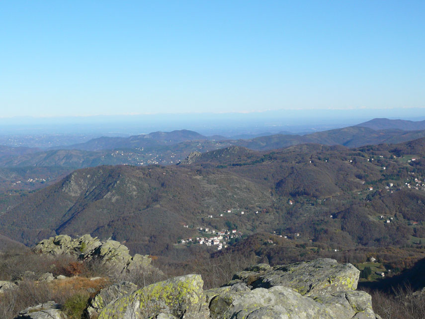... che offre un panorama eccezionale sull’alta Val d’Orba (con al centro il paese di Vara Inferiore), ...