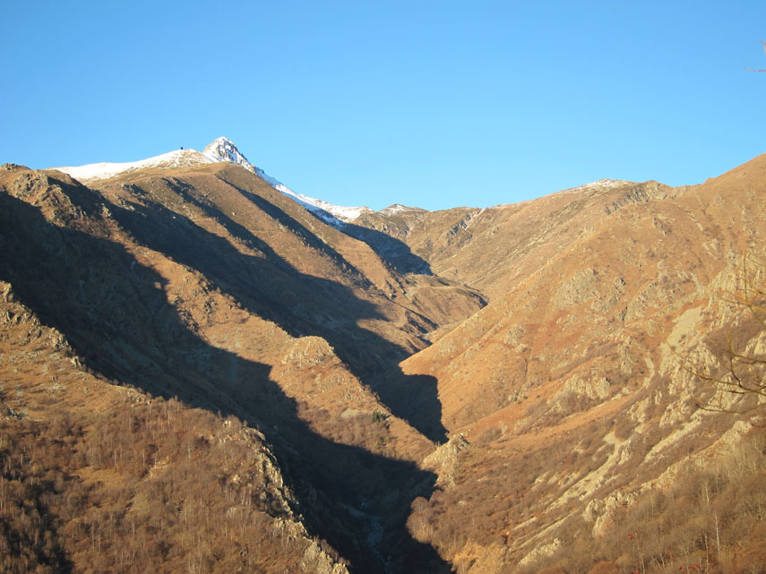 ... che offre ampie vedute sulla Val d’Armella illuminata dal sole del primo mattino e sul Pizzo d’Ormea bianco di neve