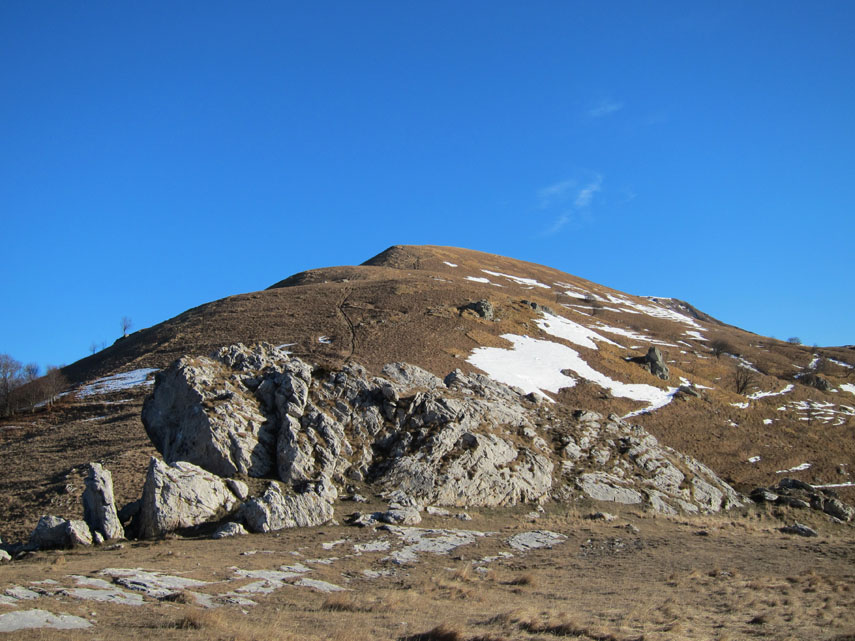 ... fino al Colle del Prione (m. 1297, spartiacque Pennavaira-Tanaro), così chiamato per il gigantesco masso calcareo che vi si trova 