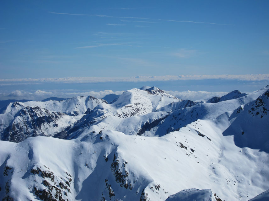 A est le Alpi innevate terminano con la cima dell’Antoroto (in fondo al centro)