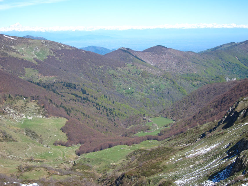 In basso si apre la verde testata della Val Casotto con l’Alpe di Perabruna a sinistra e il Pian Marlà un po’ più in basso a destra