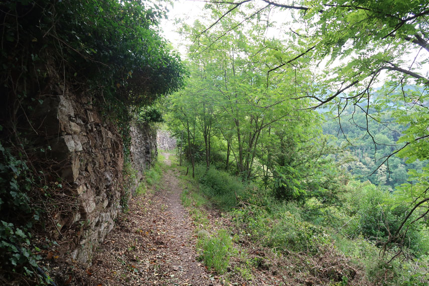 Il sentiero prosegue sul tracciato dell’antico acquedotto, alti muri in pietra lo costeggiano