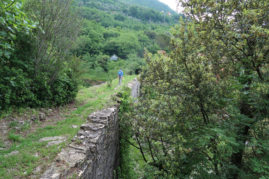 ... attraversa il ponte sul Geirato, che risale anch’esso al 1600 e ha grandi archi in pietra e soltanto un muretto di protezione su di un lato ...