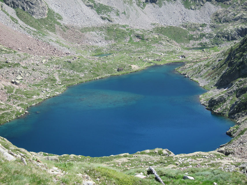 ... ci si affaccia sulla conca sottostante che ospita il magnifico Lago Inferiore di Valscura; ...