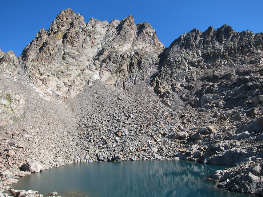 Alle 10.15 raggiungiamo il pittoresco Lago di Nasta (m. 2800); lassù, trecento metri più in alto, si staglia nel cielo terso l’omonima cima, tanto ardita da sembrar quasi irraggiungibile