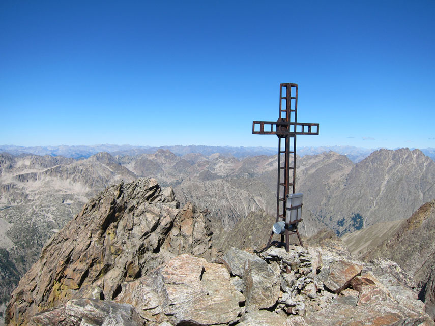  Questa è la croce di vetta della Cima Centrale, la più alta (m. 3108), ...