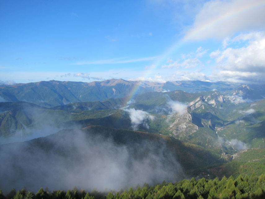 Un arcobaleno si dispiega all'improvviso sopra la Valle del Tanaro e il tempo sembra volgere al bello ...