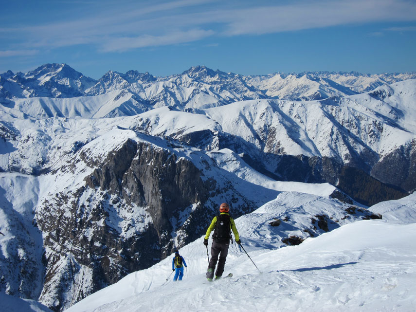Salutiamo due scialpinisti, saliti per la cresta est, che si accingono a scendere dalla parte opposta verso la Colla Bauzano ...