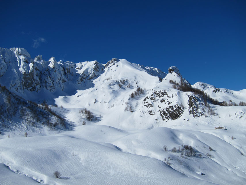L'Alpe di Perabruna (m. 1600 circa) è un luogo incantevole racchiuso da ardite cuspidi rocciose ...