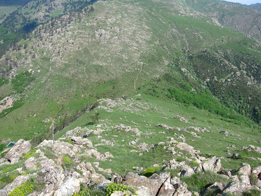 Dalla cima scendo direttamente al Passo della Gava seguendo il costone nord-occidentale (esile traccia con radi ometti); ...