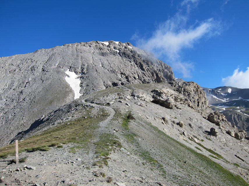 ... raggiunge il crinale all'altezza dell'ampio Colle dello Chaberton (m. 2671, ore 8.35)