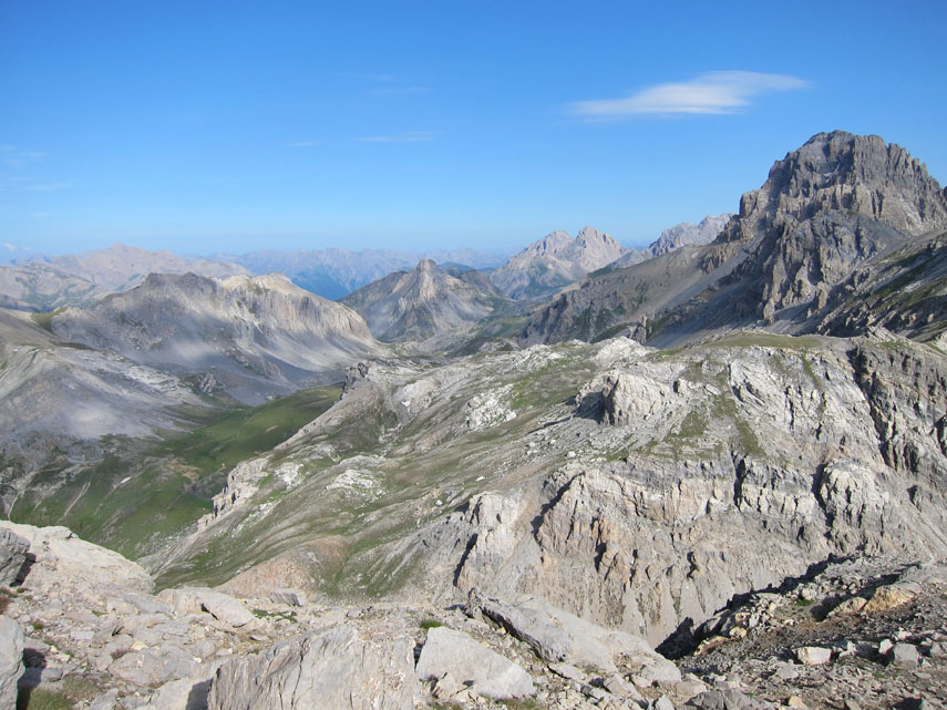 ... raggiungo la cima dello Scaletta (m. 2840, ore 9.30) con vista superba sull’Oronaye ...