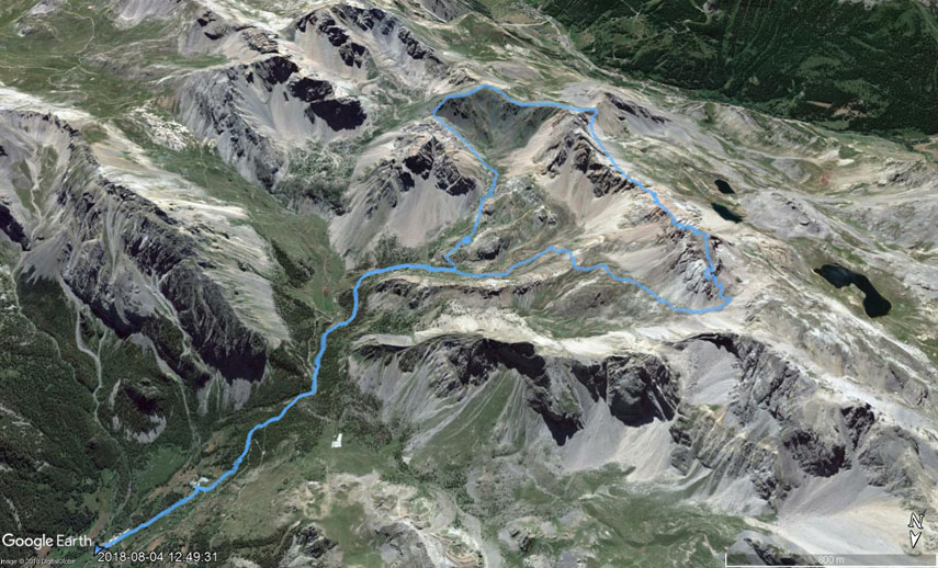Il tracciato dell’escursione rilevato con il gps (l’anello è stato percorso in senso antiorario). Partenza dalla borgata Pratorotondo (m. 1629, 4 circa km sopra Acceglio) - borgata Viviere (m. 1713) - mulattiera e strada sterrata per Prato Ciorliero - inizio sentiero per il Colle della Scaletta (palina segnaletica, itinerario S10) - Passo dell’Escalon (m. 2415) - Colle della Scaletta (m. 2614, inizio tratto di Sentiero Roberto Cavallero) - attraversamento cunicolo militare - Monte Scaletta (m. 2840) - Sentiero Roberto Cavallero per il Passo Peroni (brevi passaggi attrezzati con catene, difficoltà EE) - Passo Peroni (m. 2578) - Bivacco Due Valli (m. 2620) - Colletta Vittorio (m. 2522) - Caserma dell’Escalon (m. 2270) - incrocio con itinerario S10 e discesa a Pratorotondo per lo stesso percorso di salita