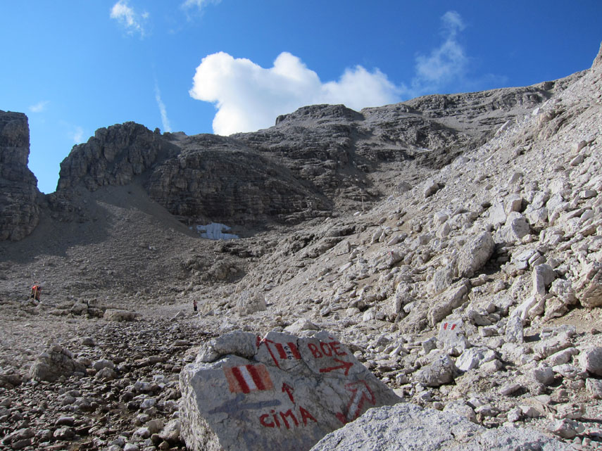 Presso la Sella di Val di Tita (m. 2816) abbandono l’itinerario che conduce al Rifugio Boè (segnavia n. 666) e volto ancora a sinistra ...