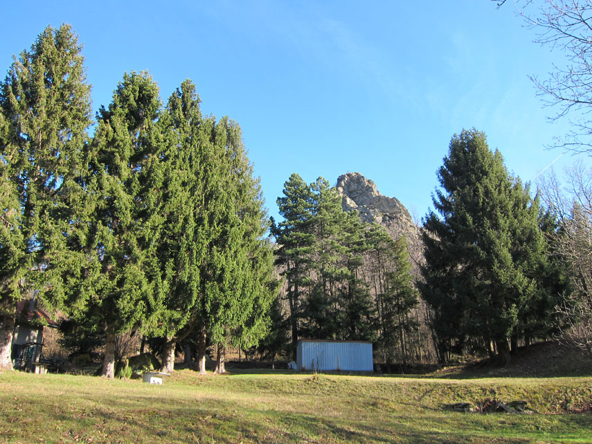 ... finchè, tra gli alberi, non si scorge l’ardito sperone nord-occidentale della Rocca della Marasca