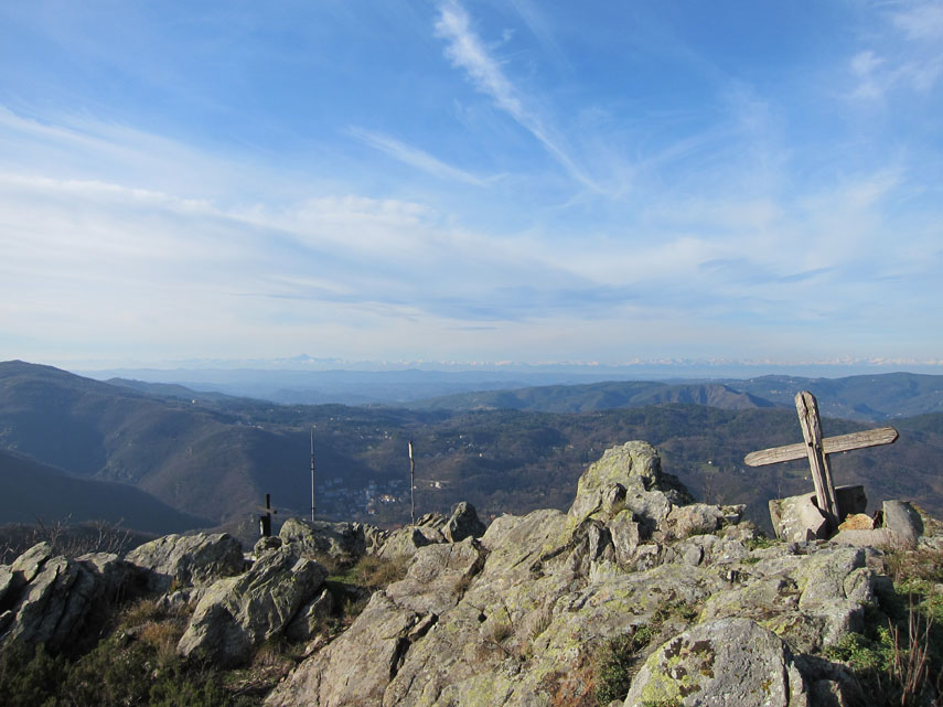 La cima nord-ovest della Rocca della Marasca (m. 910) è estremamente panoramica ...