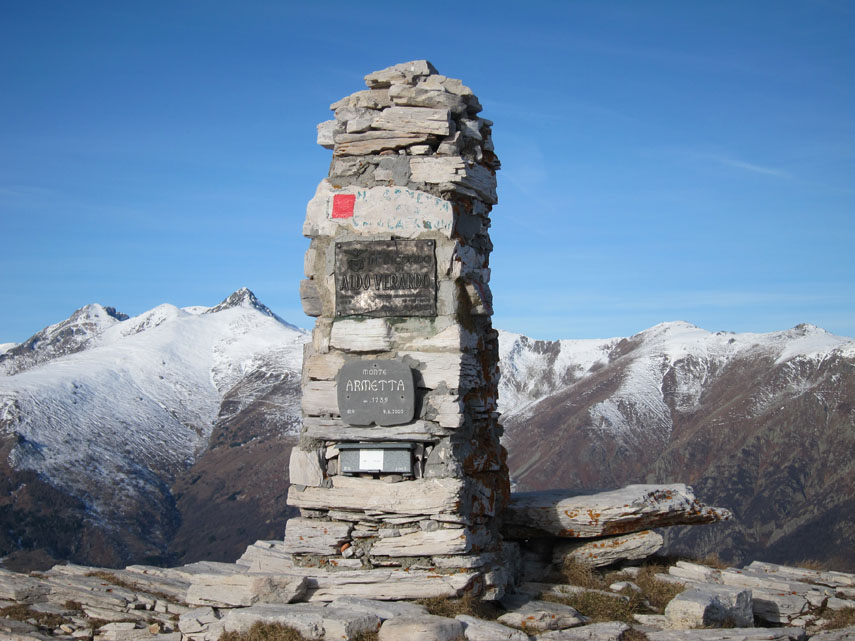 ... e alle 10.30 raggiungo il grosso pilone in pietra del Monte Armetta (m. 1739)