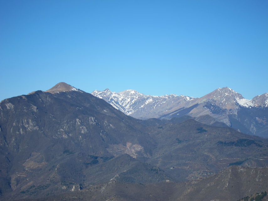 ... verso il Galero e le residue lingue di neve della Val d’Armella; ...