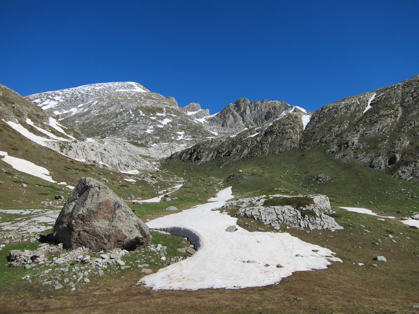 La “porta” delle Mastrelle (m. 2023) dà accesso al cuore delle Alpi Liguri ...