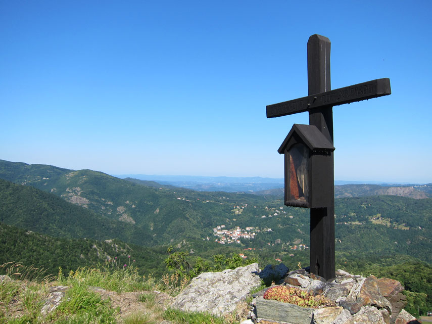 Sempre in vetta è presente una croce di legno con tabernacolo a ricordo di un ex-voto risalente al 1929