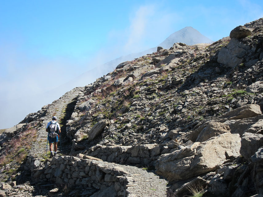 Non ci resta che affrettare il passo. Dopo una perdita di quota di sessanta metri (Colle di Morefreddo, m. 2710), imbocchiamo il Sentiero degli Alpini ... 