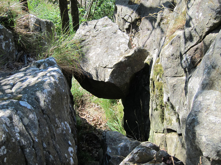 ... si deve strisciare dapprima all’interno di un “sottopasso” creato da un macigno incuneato tra due rocce; ...