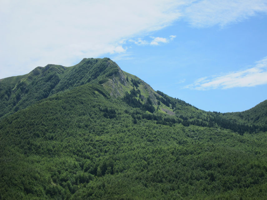 Il crinale di spartiacque tirrenico-padano con il Monte Giovarello e, a destra, il passo delle Forbici