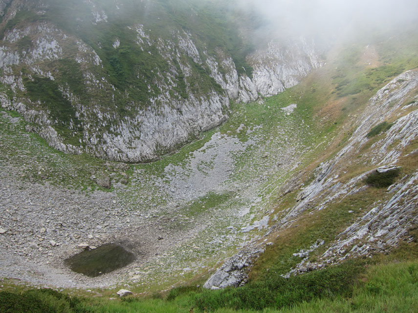 Il minuscolo laghetto posto sul fondo della gigantesca dolina di origina carsica nel versante nord del Mondolè
