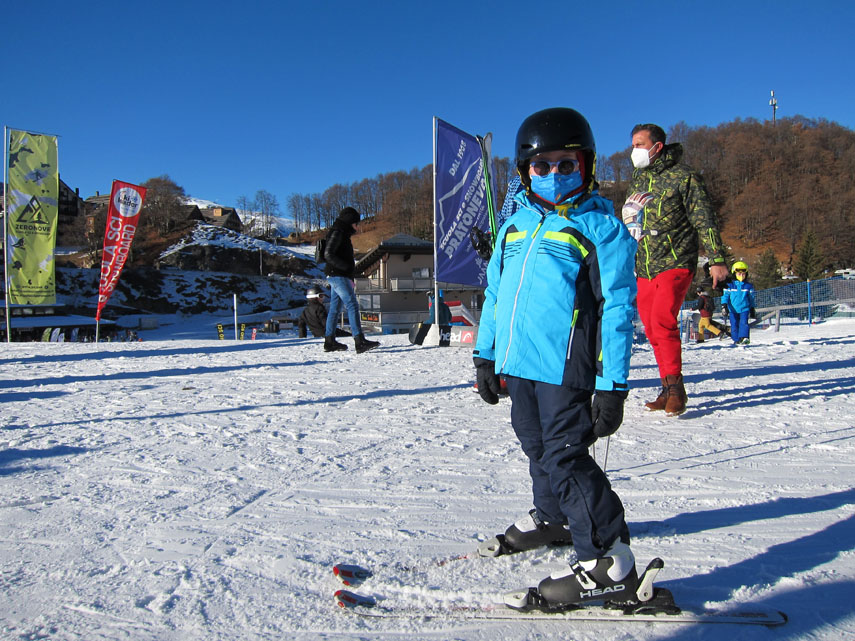 Prima giornata in assoluto sugli sci per Alessandro a Prato Nevoso, con Chiara che ci ha accompagnati approfittando della bella e godibilissima giornata di sole