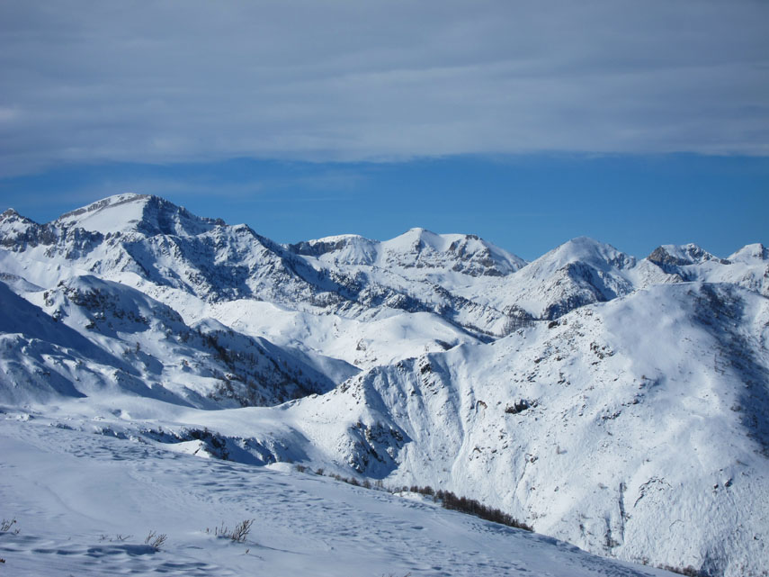 Da quassù la vista si dischiude verso le prime grandi cime delle Liguri che ci appaiono sempre molto magre di neve: ...