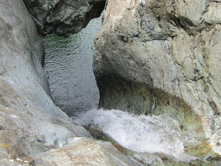 Da quassù le visione della cascata è ancora più suggestiva: l’acqua ha scavato uno scivolo nella roccia ...