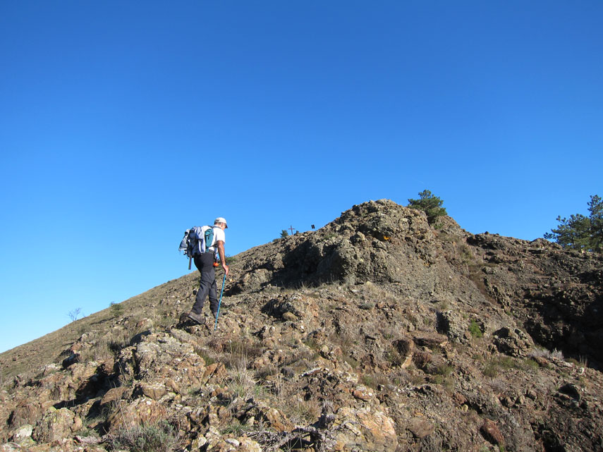 ... decidiamo infatti di proseguire fino in cima al Monte Calvo (m. 739, ore 14.10) ...