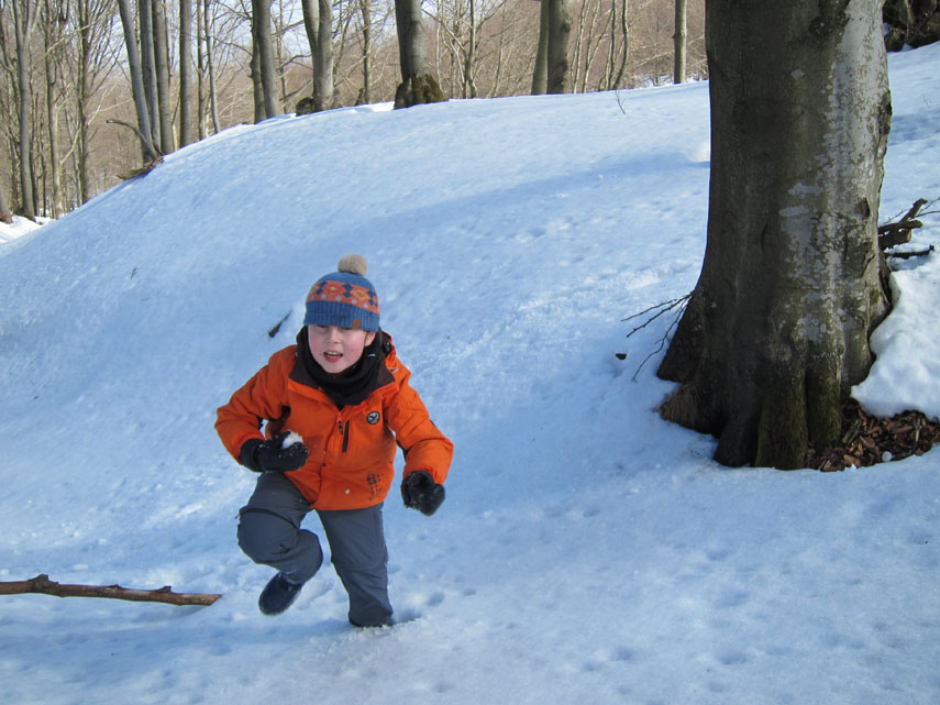... e appena rientrati nel bosco ci fermiamo per una battaglia a palle di neve: Alessandro è scatenato e si diverte moltissimo