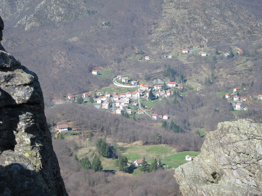 ... conferisce alla Rocca della Biscia quel vago alone di inaccessibilità - un po’ esagerato – che tiene lontana la maggioranza degli escursionisti: ...