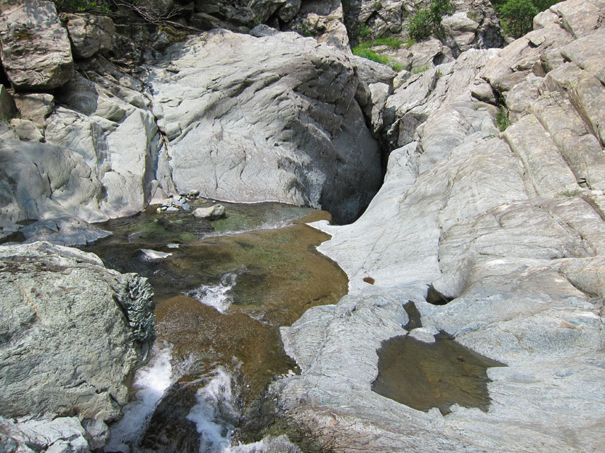 ... sopra il salto della cascata l’acqua viene convogliata dalle rocce levigate ... 