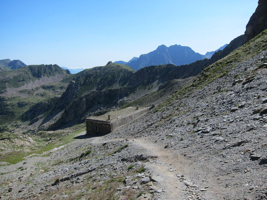 ... guadagna la displuviale Stura-Tinea al Colle Saboulè (m. 2460, ore 10.30), presidiato da una tipica casermetta del Vallo Alpino