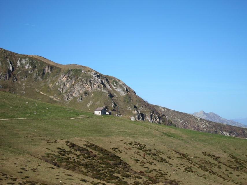 Al Colle della Balma (m. 1886) seguo in discesa la strada pastorale di servizio ai molti alpeggi sparsi in zona, ...