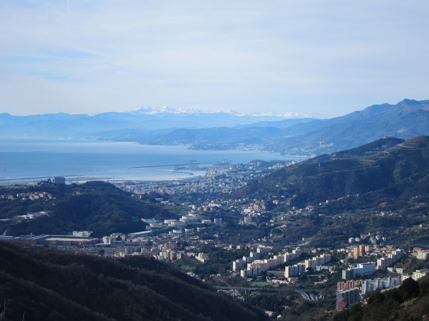 ... godendoci un panorama superbo sul ponente genovese incorniciato dalle Alpi Liguri