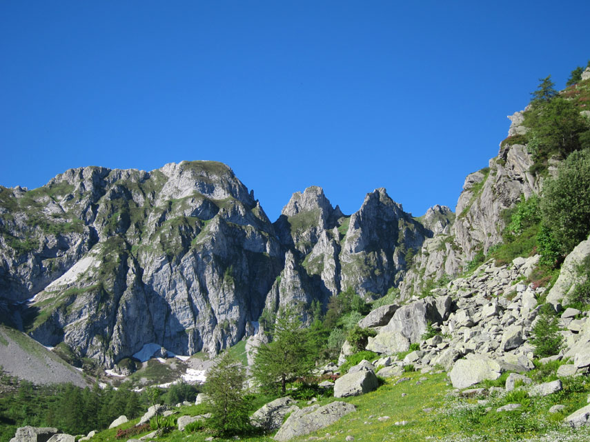 L’affascinante cornice selvaggia delle Rocce di Perabruna, ricca di pinnacoli e di torrioni, ...
