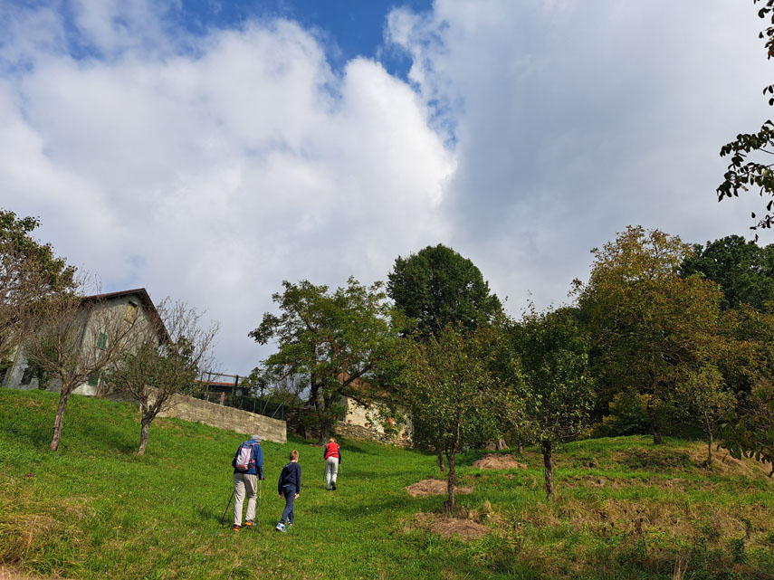 E’ qui che partiamo, appena più in alto del centro del paese, per arrivare tra prati e antiche case verso il passo della Crocetta