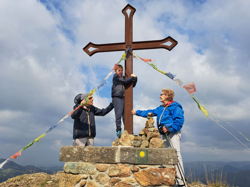 Eccoci alla croce del monte Calvo. Soffia una leggera tramontana