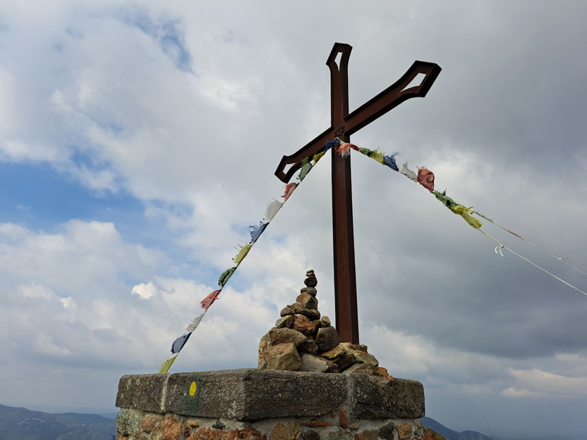 Gianni e Alessandro costruiscono un bell’“ometto” mentre Stefano fornisce le pietre che qui abbondano