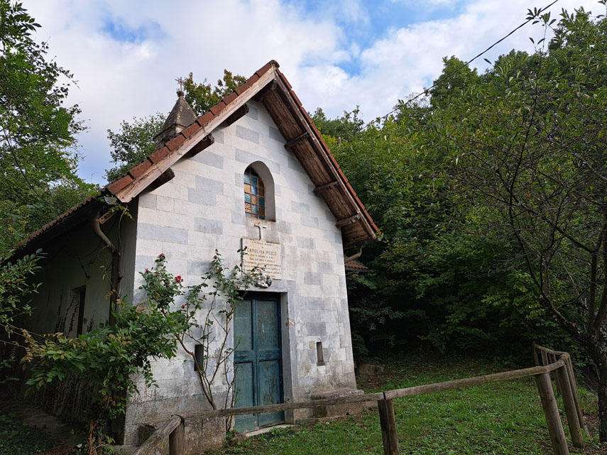 Il ritorno è senza storia, seguiamo il facile crinale che passa dai ruderi di casermette che risalgono agli anni ’20 e ci ritroviamo sulla strada che porta alla Crocetta. Alessandro ci chiede: “Nonno, nonna, è stato bello, vero?”