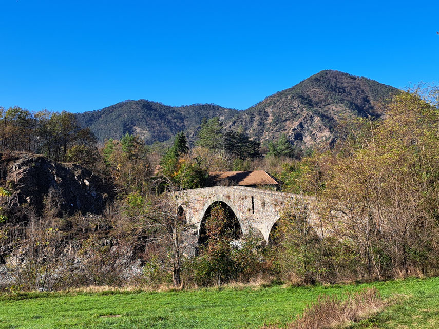 Parto dal ponte romanico sull’Orba presso la Badia ...