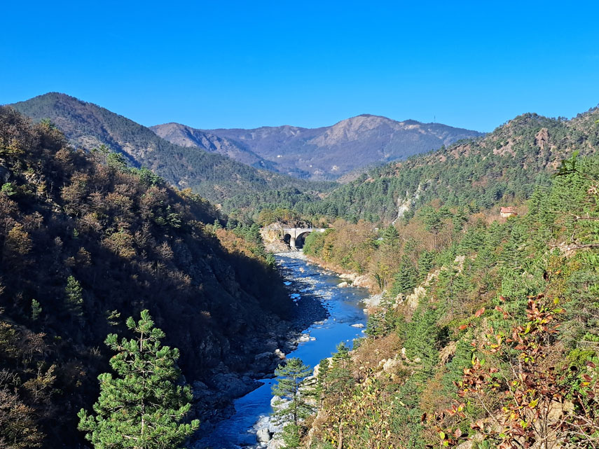 ... e seguendo i segnavia F.I.E. costeggio dall’alto il corso del fiume sul quale si riflette l’azzurro cristallino del cielo