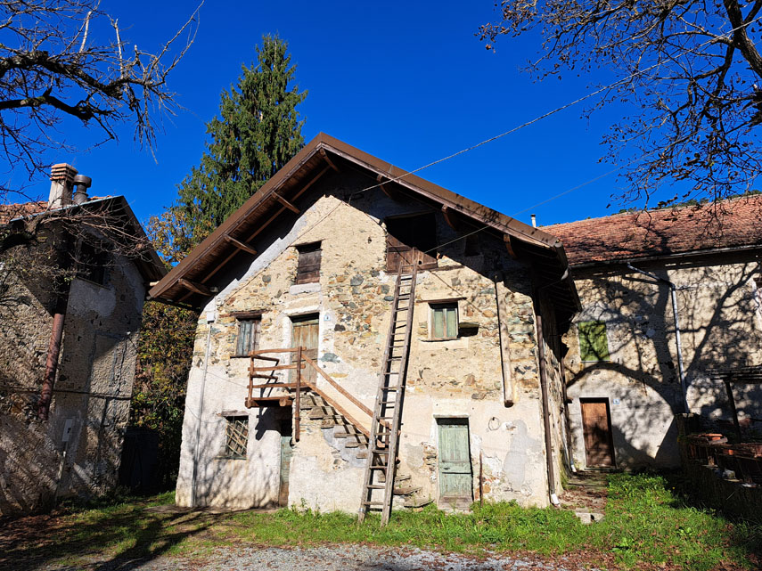 Quindi, percorrendo le vie interne al paese, raggiungo la piazzola dell’elisoccorso e le soprastanti e antiche case della Vrigna