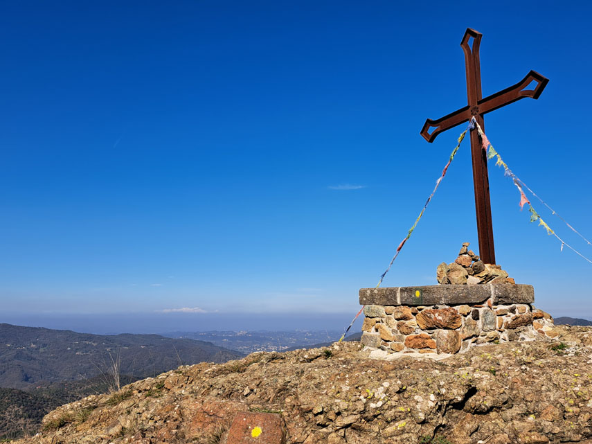 ... sormontata dalla grande croce in ferro alta quasi tre metri