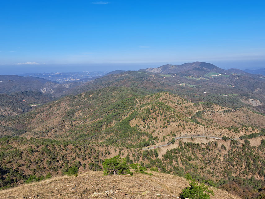 Dal Calvo, nelle giornate più limpide, si abbraccia in un solo sguardo tutta l’alta Val d’Orba, il Monferrato e la cerchia alpina dalle Marittime al Rosa